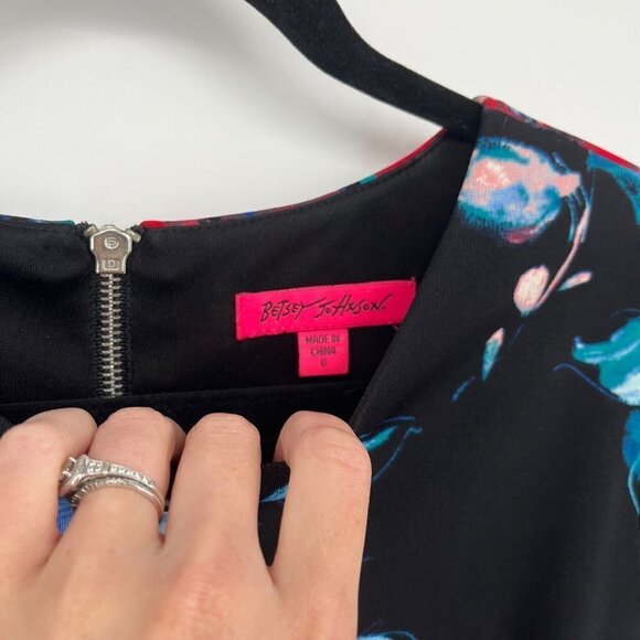 Betsey Johnson Womens Dark Floral Midi Dress Size 6 Cap Sleeve Lined EUC Black - Picture 8 of 11